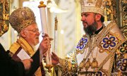 Patrik I. Bartholomeos (solda) ve Ukrayna Ortodoks Kilisesi Başpiskoposu Epifaniy. (© picture-alliance/dpa)