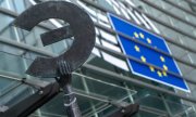 Euro-Statue vor dem Europäischen Parlament in Brüssel. (© picture-alliance/dpa)
