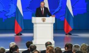 Putin im Versammlungssaal Gostinij Dwor in Moskau. (© picture-alliance/dpa)