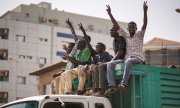 Göstericiler başkent Hartum'da diktatörün devrilmesini kutluyor. (© picture-alliance/dpa)