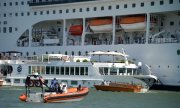 The MSC Opera and the rammed tourist boat in the Venice harbour. (© picture-alliance/dpa)