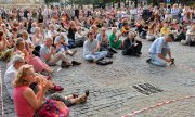 Demonstration gegen die Einstellung der lebenserhaltenden Maßnahmen am 10. Juli 2019 in Paris. (© picture-alliance/dpa)