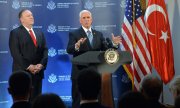 Вице-президент США Пенс объявляет в Анкаре о прекращении огня. (© picture-alliance/dpa)