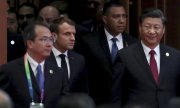 Şi Cinping (sağda) ve Emmanuel Macron (soldan ikinci) Şangay'da CIIE-Fuarı'nın açılışına giderken. (© picture-alliance/dpa)
