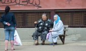Elderly women in Narwa, Estonia. (© picture-alliance/dpa)