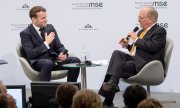 Эмманюэль Макрон в беседе с председателем Мюнхенской конференции Вольфгангом Ишингером. (© picture-alliance/dpa)