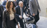 Weinstein and his lawyer Donna Rotunno arrive at the courthouse. (© picture-alliance/dpa)