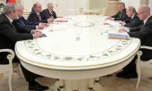 A meeting to discuss the proposed changes put before the Duma by Putin (in the middle on the right). (© picture-alliance/dpa)