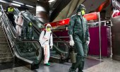 Members of Spain's emergency military units carrying out a disinfection operation in Madrid. (© picture-alliance/dpa)
