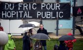 Doktorlar ve hastane personeli Fransa'da yaptıkları gösterilerde devletten daha fazla destek istedi (11 Mayıs). (© picture-alliance/dpa)