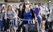 Des cyclistes masqués à Amsterdam. (© picture-alliance/dpa)