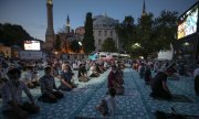 Thousands gathered for the Friday prayers inside and outside the Hagia Sophia. (© picture-alliance/dpa)