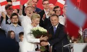 Andrzej Duda receives congratulations on the evening of the election before the results were clear. (© picture-alliance/dpa)