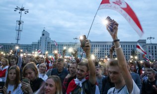 Minsk'teki Bağımsızlık Meydanı'nda toplanmış protestocular (20 Ağustos 2020). (© picture-alliance/dpa)