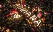 Flowers at a commemorative ceremony for 12-year-old Adriana in the Norsborg area south of Stockholm.(© picture-alliance/dpa)