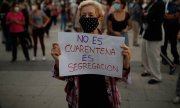 Madrid'in semtlerinden Vallecas'ta yerel sokağa çıkma kısıtını protesto edenler. (© picture-alliance/dpa)