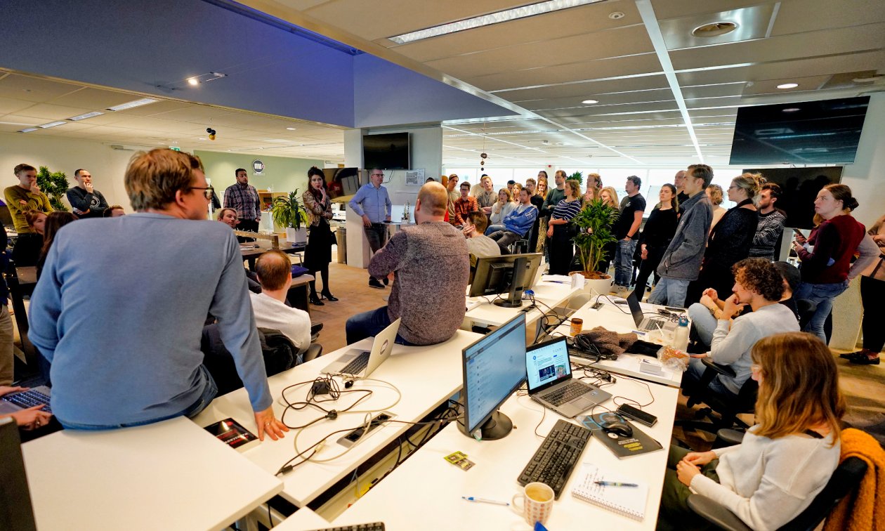 La direction du groupe finlandais Sanoma informe les journalistes de nu.nl du projet de reprise du site d'information par le groupe belge DPG.
