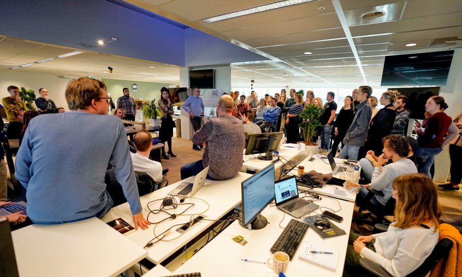 Die Geschäftsleitung des finnischen Sanoma-Konzerns unterrichtet Journalisten von nu.nl über die geplante Übernahme durch den belgischen Konzern DPG.