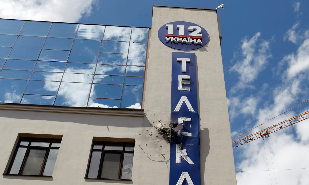 В июле 2019 года неизвестные обстреляли здание украинского телеканала 112 из гранатомёта. В сентябре 2019 года у канала отозвали лицензию. С тех пор он доступен исключительно в интернете, по кабелю или через спутник.
