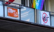 Ein Balkon in Bern mit einem Banner (links), das für die KVI wirbt. (© picture-alliance/dpa)