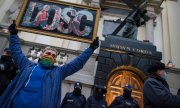 "Enough": A participant in a Warsaw demonstration against the influence of the Catholic Church on 19 December 2020. (© picture-alliance/dpa/Attila Husejnow)