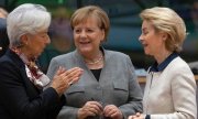 EZB-Chefin Lagarde, Bundeskanzlerin Merkel und EU-Kommissionspräsidentin von der Leyen. (© picture alliance/AP Photo/Olivier Matthys)