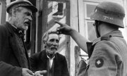 Солдат вермахта и два литовских еврея в 1941 году. (© picture-alliance/dpa)