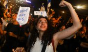 Crowds celebrate Netanyahu's departure in Tel Aviv on June 13. (© picture-alliance/Oded Balilty)