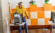 Boyko Borisov at the ballot box. (© picture-alliance/Georgi Paleykov)