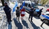 Des manifestants devant la Cour constitutionnelle polonaise le 28 avril, jour où le verdict devait intialement être rendu. (© picture-alliance/Czarek Sokolowski)