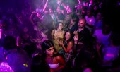 Many clubs like this one in London celebrated their reopening with parties that started at midnight on Monday night. (© picture-alliance/Alberto Pezzali)