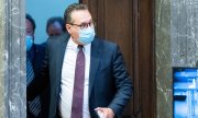 Heinz-Christian Strache, Viyana Eyalet Mahkemesi önünde (27 Ağustos 2021). (© picture alliance/GEORG HOCHMUTH/APA / picturedesk.com  GEORG HOCHMUTH)