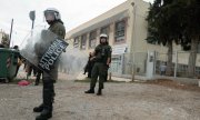 Полицейский кордон перед училищем в Ставруполи близ Салоников, 29 сентября 2021 года. (© picture-alliance/NurPhoto/Николас Эконому)
