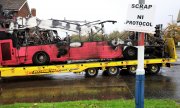 In Belfast steckten am 9. November 2021 erneut Unbekannte einen Bus in Brand. Die Polizei verdächtigt als Urheber radikale Loyalisten. (© picture alliance/ASSOCIATED PRESS/Peter Morrison)