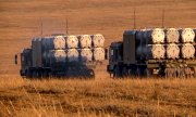 Russische Raketenwerfer bei Übungen auf der Krim im April. (© picture-alliance/AP)