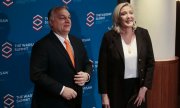 Marine Le Pen und Viktor Orbán in Warschau. (© picture-alliance/ASSOCIATED PRESS/STR)
