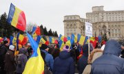 Rumänen folgen am 21. Dezember 2021 einem Aufruf der AUR und protestieren vor dem Parlament gegen Covid-Maßnahmen. (© picture alliance/AA/Mehmet Serkan Eruysal)
