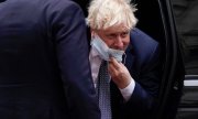 Johnson'ın Haziran 2020'deki pasta ve kanepeli kutlamasına yaklaşık 30 kişinin katıldığı iddia ediliyor. (© picture alliance/ASSOCIATED PRESS/Alberto Pezzali)