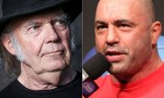 Neil Young (solda) ve Joe Rogan. (© picture alliance / ASSOCIATED PRESS)