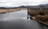 Le niveau de l'eau est au plus bas dans le lac du barrage d'Alto Rabagao, à proximité de Vilarinho de Negroes, au Portugal, le 4 février. (© picture alliance/EPA/JOSE COELHO)