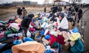 Refugees in Medyka, Poland, stock up on clothing and blankets provided by volunteers. (© picture-alliance/dpa/Michael Kappeler)