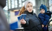 Eine Geflüchtete mit ihrem Sohn bei der Ankunft am Berliner Hauptbahnhof. (© picture-alliance/dpa)