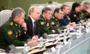 Le président russe Vladimir Poutine entouré à sa droite de son ministre de la Défense Sergueï Choïgou, et du chef d'Etat-major russe, Valéri Guerassimov, à sa gauche, en avril 2015. (© picture alliance/AP Images/Alexei Nikolsky)