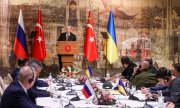 Der türkische Präsident Recep Tayyip Erdoğan spricht während einer russisch-ukrainischen Gesprächsrunde im Dolmabahçe-Palast am 29. März 2022. (© picture alliance/dpa/TASS / Sergei Karpukhin)