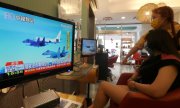 Televisions in a beauty salon in Taipei show news coverage of the Chinese manoeuvres on 4 August 2022. (© picture alliance / ASSOCIATED PRESS / Chiang Ying-ying)
