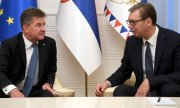 Alexander Vučić (sağda) ve AB temsilcisi Miroslav Lajčák 25 Ağustos'ta Belgrad'da. (© picture alliance/ASSOCIATED PRESS/Uncredited)