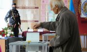 A man casts his ballot in Luhansk on 27 September. (© picture-alliance/dpa)