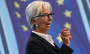 Hat den nächsten Schritt gemacht: EZB-Chefin-Christine Lagarde bei der Pressekonferenz am 27. Oktober in Frankfurt. (© picture alliance/dpa/Arne Dedert)