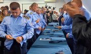 En signe de protestation, les policiers de la minorité serbe, au Kosovo du Nord, retirent leurs uniformes et cessent leur service. (© picture alliance / ASSOCIATED PRESS / Bojan Slavkovic)