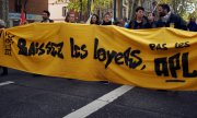Demonstrators in Toulouse brandish a banner proclaiming "Lower the rents" on 29 September 2022. (© picture alliance/NurPhoto/Alain Pitton)